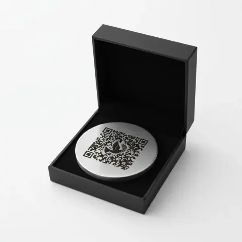 QR Code Grabstein — Edelstahl-Plakette mit lasergraviertem QR-Code in Geschenkbox